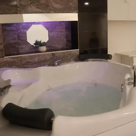 아파트 Renovated With Jacuzzi In
