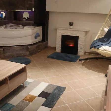 아파트 Renovated With Jacuzzi In